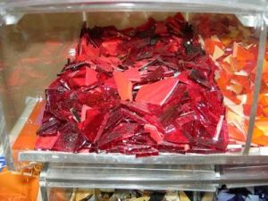 300 gr glasmozaiek rood tinten